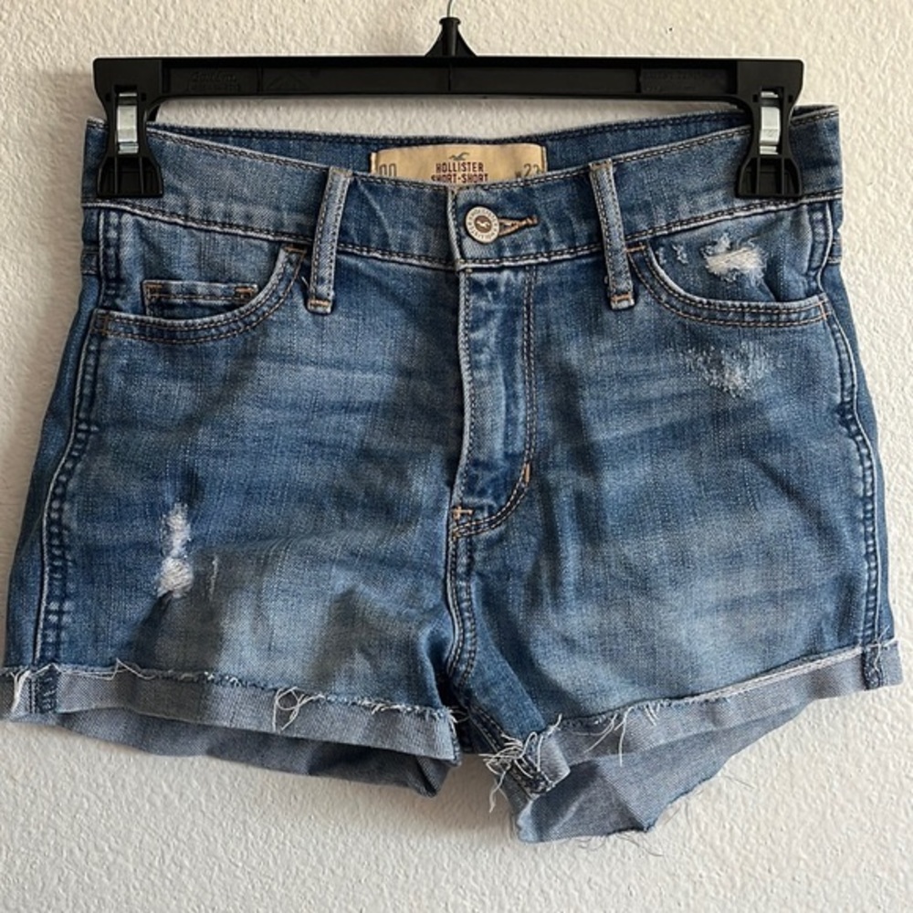 Hollister medium rise medium wash denim shorts 2”